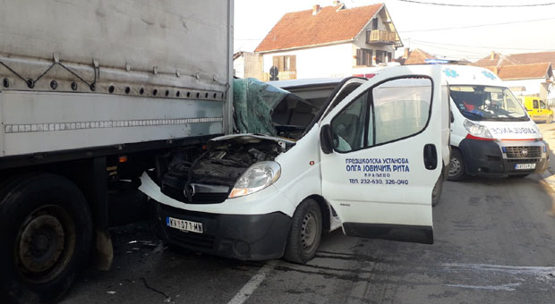 Комбијем ударио у ПАРКИРАНИ камион: Саобраћајка у Краљеву, повређена једна особа (ФОТО)